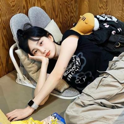 她背后的那双手