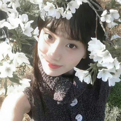 穿黄睡衣的女孩